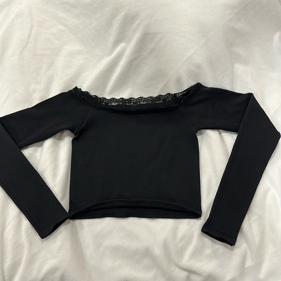 Off the shoulder black long sleeve crop top. - Picture 1 of 2